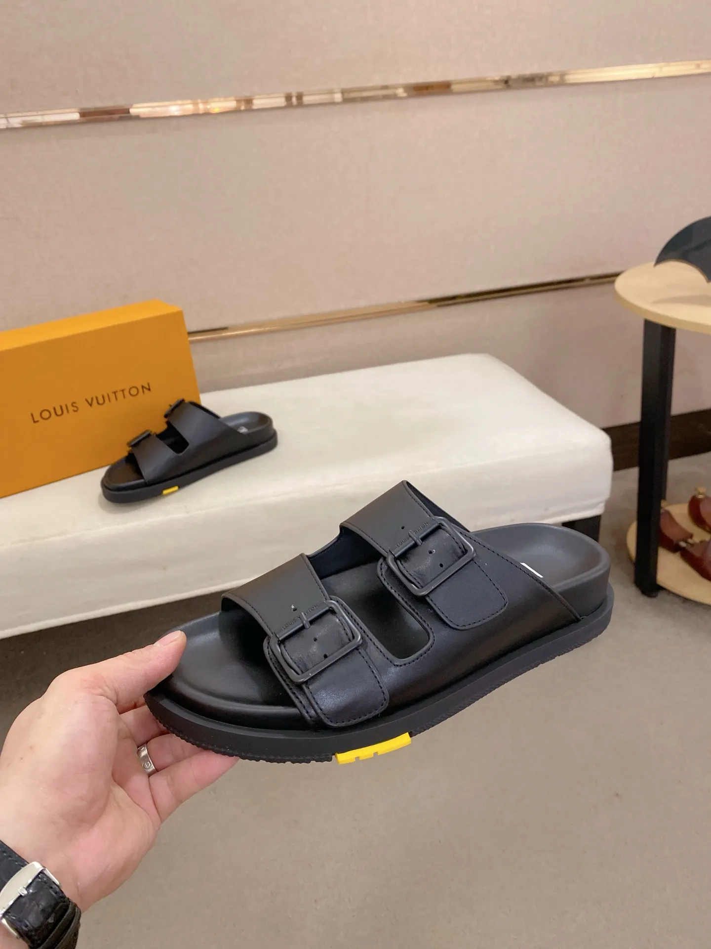 Factory price: 420💰Made by LV🔍Top purchasing agent. Men's spring and summer slippers are available at the same counter. The uppers are made of cowhide imported from Italy. High-quality craftsmanship, soles: original soles specially provided by the original factory, exclusive movable molded soles are super comfortable, original factory follow-up goods, 🔍🔍high quality, can be entered and exited the counter at will, welcome to compare, code number 38-44. Can be customized45